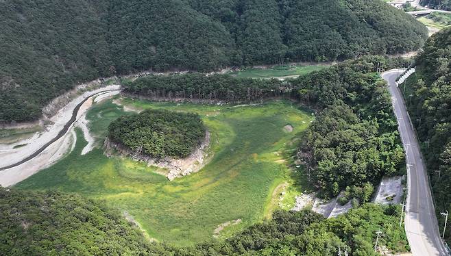 지난 8월 31일 강원도 강릉시 오봉저수지가 메마른 모습