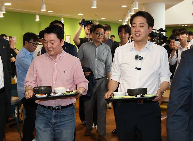 이준석 당시 개혁신당 대통령 후보와 안철수 국민의힘 의원이 21일 경기 성남시 수정구 가천대학교 글로벌캠퍼스 학생식당에서 학생들과 점심 식사를 마치고 나오고 있다. /뉴스1