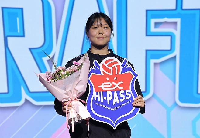 5일 서울 강서구 메이필드 호텔에서 열린 2025-2026 KOVO 여자 신인선수 드래프트에서 한국도로공사에 1라운드 1순위로 지명을 받은 중앙여고 이지윤이 기념촬영을 하고 있다. /연합뉴스