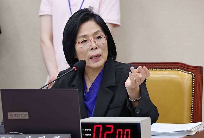 최민희 국회 과학기술정보방송통신위원회 위원장이 지난 8월 20일 서울 여의도 국회에서 열린 과학기술정보방송통신위원회 전체회의에서 회의를 주재하고 있다./남강호 기자