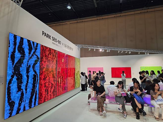 LG전자가 '프리즈 서울 2025'에서 한국 단색화 거장 故 박서보 화백의 작품을 LG 올레드 TV로 재해석한 미디어아트 작품을 선보였다. /김정은 기자