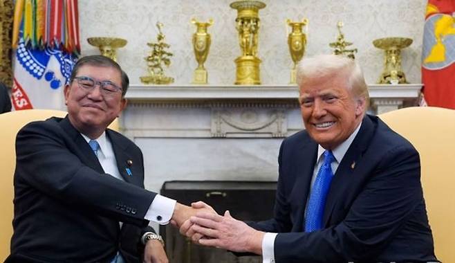 이시바 시게루(왼쪽) 일본 총리와 도널드 트럼프 미국 대통령이 지난 2월7일 백악관 집무실에서 회담하면서 악수하고 있다. ⓒ AP/뉴시스