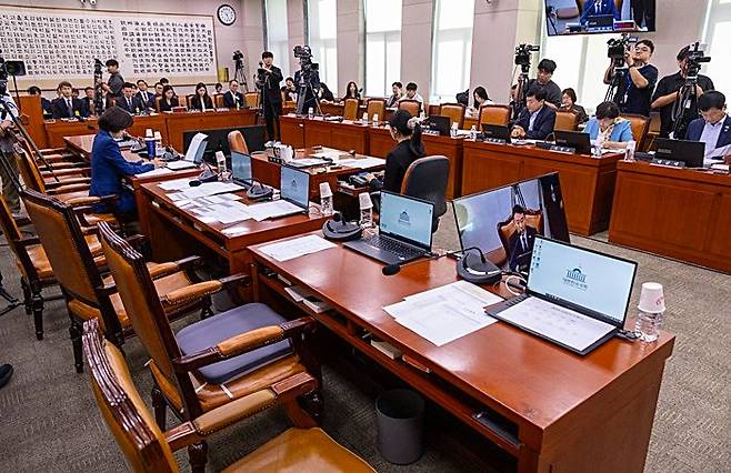 5일 국회에서 열린 법제사법위원회 법안심사1소위원회에서 열린 검찰 개혁 입법청문회가 국민의힘 법사위원들이 관봉권 띠지 유실 관련 출석한 증인과 관련해 공방을 벌이다 퇴장한 채 열리고 있다. ⓒ연합뉴스