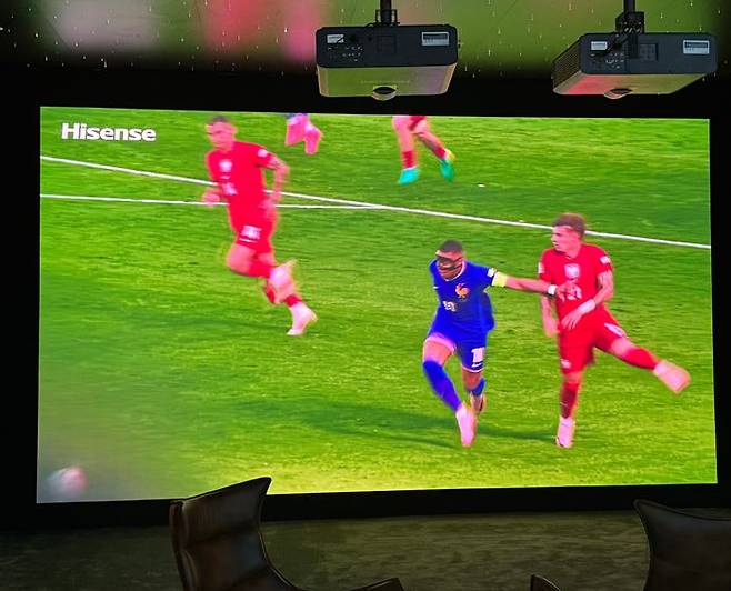 5일(현지시간) 독일 베를린에서 개막한 유럽 최대 가전·IT 전시회 'IFA 2025'에 마련된 하이센스 전시관 TV에서 프랑스 축구 스타 킬리안 음바페 선수 활양상이 나오고 있다.ⓒ데일리안 정인혁 기자