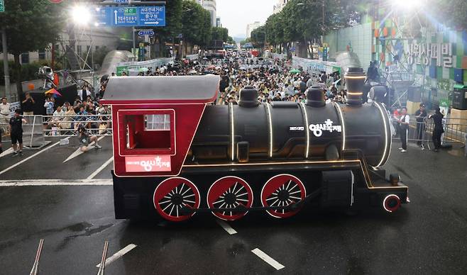 지난해 대전 도심에서 열린 ‘0시 축제’ 현장. 대전역~옛 충남도청 1km 구간을 차 없는 거리로 운영하며 퍼레이드와 불꽃놀이 등이 펼쳐졌다. 대전시는 꿈돌이 캐릭터를 축제와 결합해 도시 정체성을 알리고 관광 활성화를 꾀하고 있다. 대전시 제공