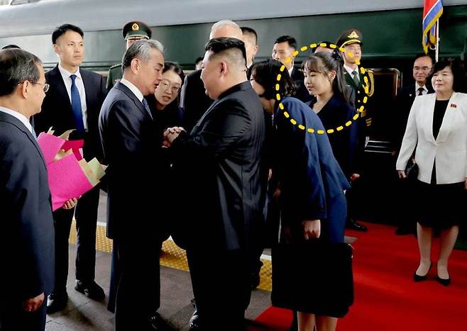 북한 노동당 기관지 노동신문은 3일 “김정은 동지께서 2일 오후 중국인민항일전쟁 및 세계반파쇼전쟁승리(전승절) 80돌(주년) 기념행사에 참석하시기 위해 전용열차로 중화인민공화국의 수도 베이징에 도착했다”라고 보도했다. 사진에는 딸 주애가 함께 동행한 것으로 확인됐다. 평양 노동신문=뉴스1