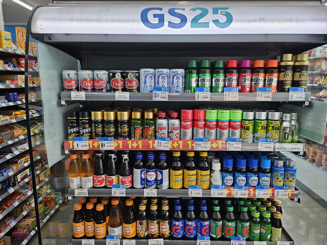 서울 중구 한 편의점의 숙취해소 음료 매대. 여명을 제외한 전 제품군에서 가격 할인 프로모션이 진행되고 있다. [박순원 기자]