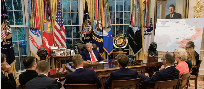 트럼프 대통령이 푸틴 대통령과 회담한 후 8월 18일 백악관에서 나토 사무총장, 우크라이나·핀란드·프랑스 대통령, 독일·이탈리아·영국 총리, EU 집행위원장과 회담하고 있다. /사진 UPI연합