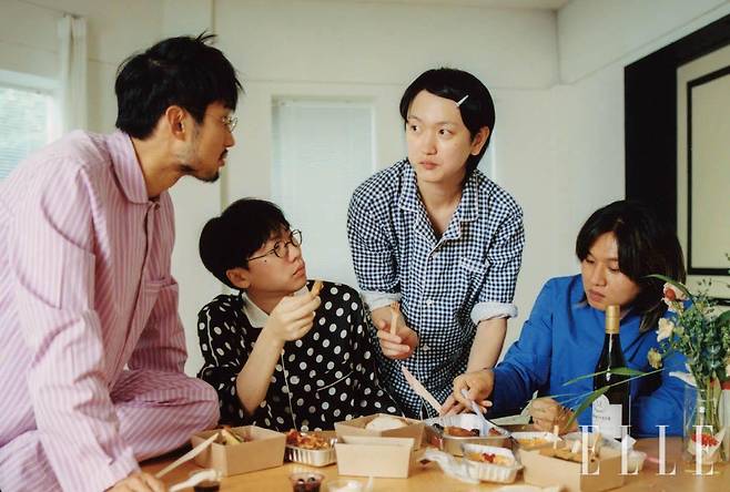 최웅희가 입은 퍼플 & 핑크 컬러 슬립웨어는 Tekla. 김춘추가 입은 폴카 도트 파자마는 2dreamers. 김한주가 입은 옷은 본인 소장품. 김건재가 입은 로열 블루 컬러 슬립웨어는 Tekla.