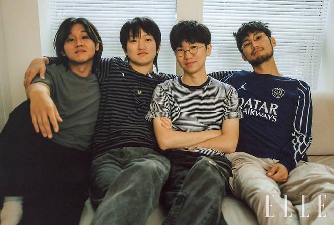 멤버들이 입은 옷은 모두 본인 소장품.