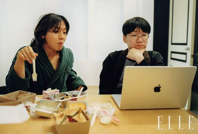 김건재가 입은 틸그린 클래식 배스 로브는 Tekla. 김춘추가 겉에 걸친 실크 가운은 2dreamers.