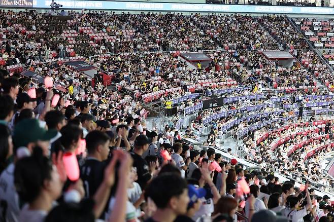 4일 오후 경기 수원시 장안구 KT위즈파크에서 열린 '2025 신한 SOL 뱅크 KBO리그' LG 트윈스와 KT 위즈의 경기에서 관중들이 응원을 하고 있다. KBO리그는 총 720경기 중 630경기를 마친 지난 3일 기준 누적 관중 1083만1295명이 집계됐다. 시즌 최다 관중 기록은 출범 후 첫 1000만 관중 시대를 열었던 지난해 세운 1088만7705명이다. 앞으로 5만6141명이 입장하면 이를 넘어서게 된다. 뉴스1