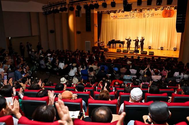 ‘제87회 수요행복음악회’에서 공연 중인 남성 성악앙상블 퍼스트클래스. 고리원자력본부 제공