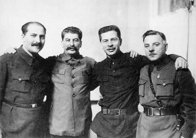 이오시프 스탈린(왼쪽 두번째)와 그의 볼셰비키 측근들. 글항아리 제공