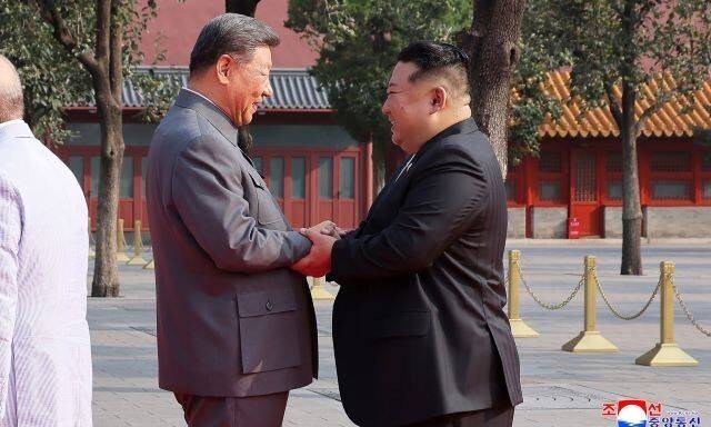 김정은 북한 국무위원장과 시진핑 중국 국가주석이 3일 중국 전승절 80돌 경축행사에 앞서 두 손을 맞잡고 대화하고 있다. 조선중앙통신 연합뉴스