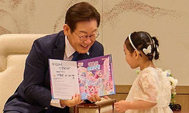 4일 어린이 초청 행사를 하고 있는 이재명 대통령. 대통령실 제공