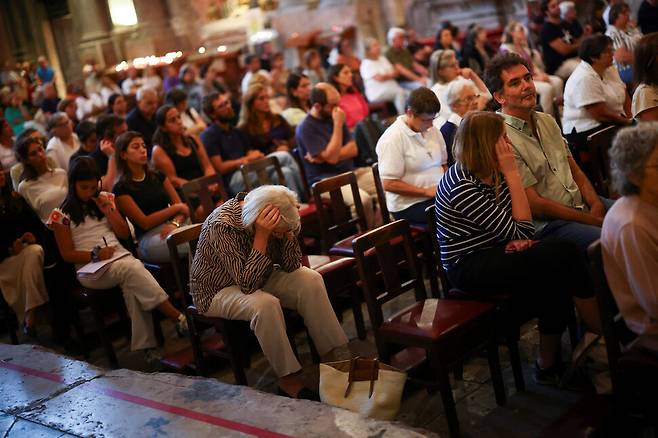 포르투갈이 4일을 국가 애도의 날로 정한 가운데, 글로리아 푸니쿨라 사고 희생자들을 위한 미사가 열렸다. 리스본/로이터 연합뉴스