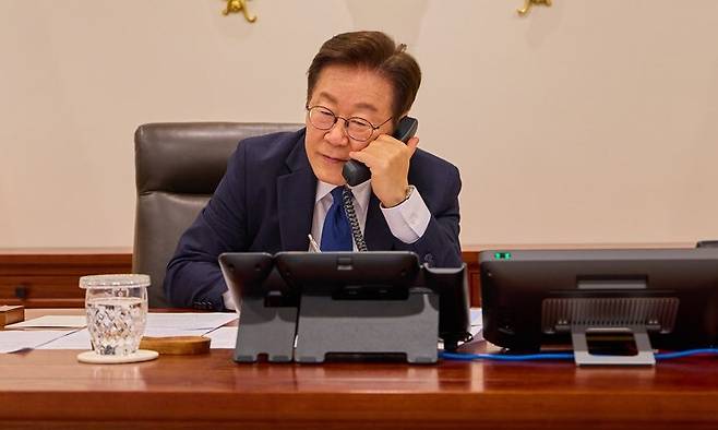 이재명 대통령이 지난 4일 용산 대통령실에서 오흐나 후렐수흐 몽골 대통령과 전화 통화를 하고 있다. 대통령실 제공