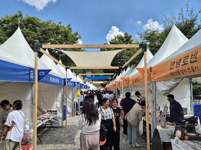 전주독서대전은 오는 7일까지 전주한벽문화관과 완판본문화관 등 한옥마을 일원에서 열린다. 천경석 기자