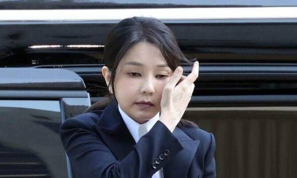 김건희 여사가 지난달 12일 오전 서울 서초구 서울중앙지법에서 열린 구속 전 피의자 심문(영장실질심사)에 출석하고 있다. 사진공동취재단