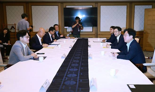 5일 김영훈 고용노동부 장관 주재로 노동안전 관계장관 간담회가 열린 모습. 고용노동부 제공