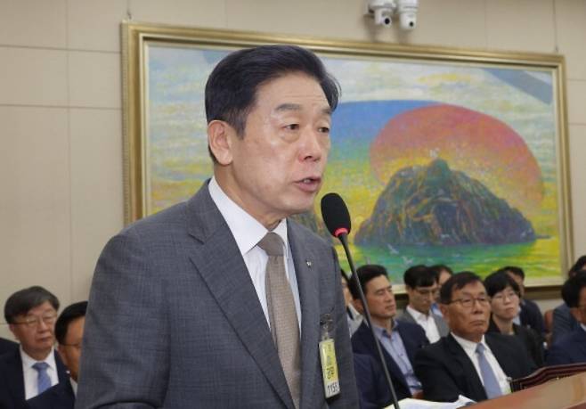 김형석 독립기념관장이 지난 21일 국회에서 열린 정무위원회에서 의원 질의에 답변하고 있다. 연합뉴스