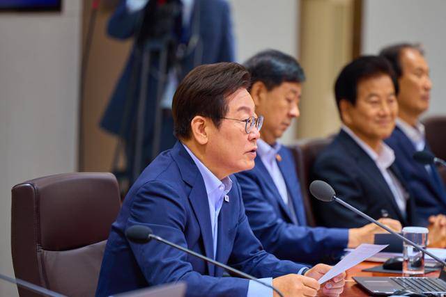 이재명 대통령이 지난달 29일 서울 용산 대통령실 청사에서 열린 임시 국무회의에서 모두 발언하고 있다. 이 대통령은 이날 2026년 예산안을 의결했다. 대통령실 제공