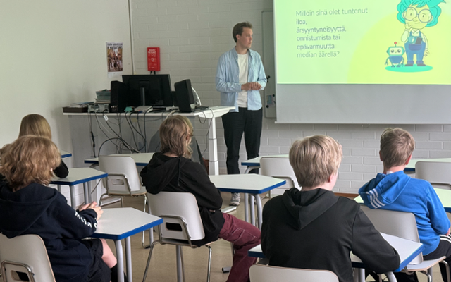핀란드 포르나이넨시의 포르나이넨 종합학교에서 핀란드 아동복지연맹(MLL) 소속 빌레 밸리캉가스 강사가 7, 8학년 학생들을 대상으로 미디어 리터러시 수업을 진행하는 모습. 수업 내내 7, 8학년 학생들로 하여금 후배 학생에게 어떻게 수업 내용을 가르칠지 고민하도록 지도가 이뤄졌다. 포르나이넨=최은서 기자