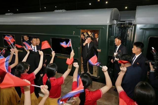 북한 노동당 기관지 노동신문은 김정은 당 총비서가 지난 4일 중국에서 시진핑 국가주석과 양자 회담을 한 이후 전용열차로 베이징을 떠났다고 5일 보도했다. 평양=노동신문 뉴스1