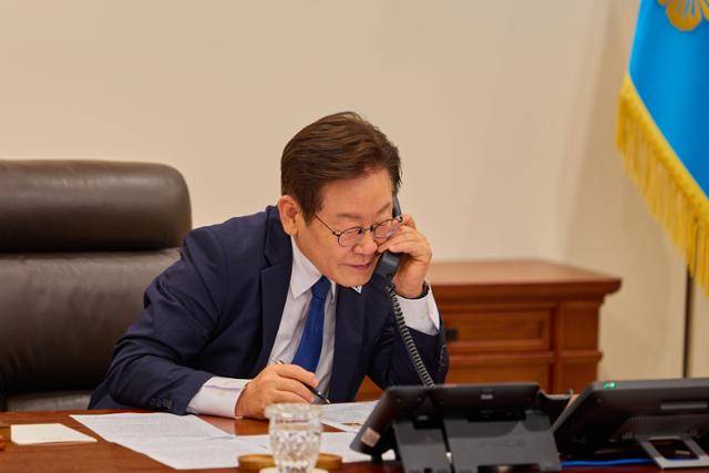 이재명 대통령이 4일 대통령실 청사 집무실에서 오흐나 후렐스후 몽골 대통령과 전화 통화하고 있다. 대통령실 제공