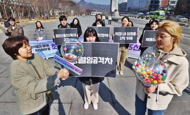 직장갑질119 젠더특위, 노동인권실현을위한노무사모임, 직장갑질119 온라인노조 젠더팀 관계자들이 지난 3월 6일 서울 종로구 광화문 이순신 동상 앞에서 열린 3월 8일 여성의 날 기념 기자회견에서 퍼포먼스를 하고 있다. 연합뉴스