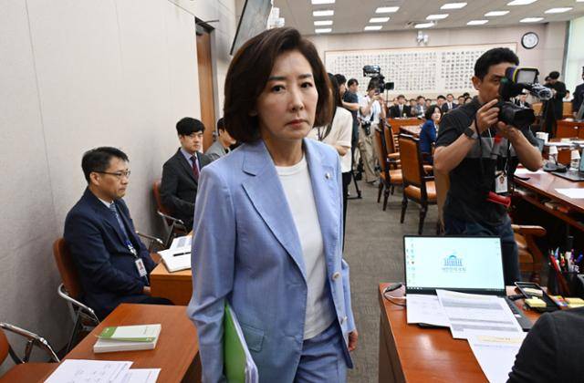 나경원 국민의힘 의원이 5일 국회 법제사법위원회 법안심사소위에서 열린 검찰개혁 입법청문회에서 퇴장하고 있다. 고영권 기자