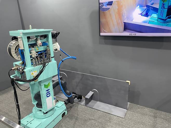 HD현대의 비전인식 용접 로봇. 김두용 기자&nbsp;