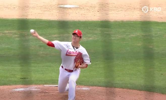 박종훈이 5일 삼성 라이온즈 퓨처스팀과의 경기에서 팔을 올려 투구하고 있다. KBO 유튜브 캡처