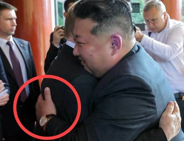 지난 3일 김정은 당 총비서가 중국인민항일전쟁 및 세계반파쇼전쟁승리(전승절) 80돌(주년) 기념행사에 참석해 블라디미르 푸틴 러시아 대통령과 포옹하고 있다.  [사진=평양 노동신문]