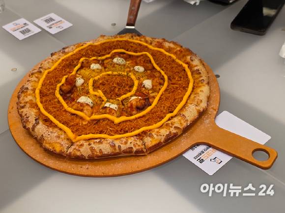 바삭 옥수수 통새우 피자. [사진=전다윗 기자]