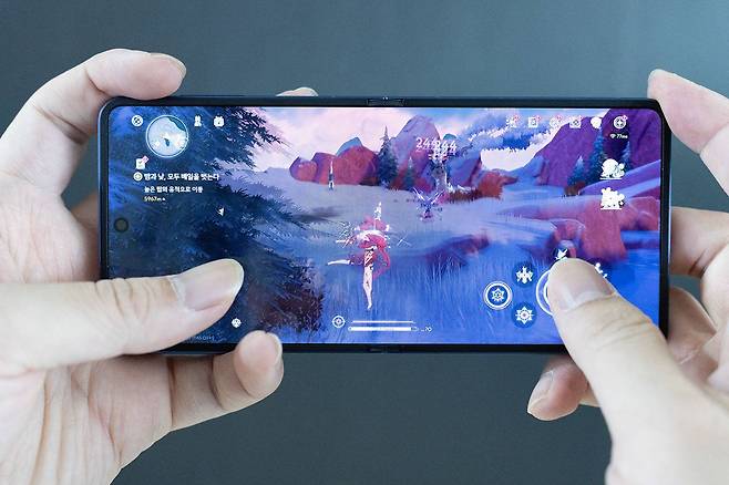 갤럭시 Z 플립 7으로 명조 : 워더링 웨이브를 실행한 모습 / 출처=IT동아