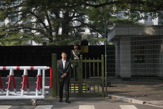 4일 중국 베이징 북한대사관 일대에 경비 요원들이 삼엄한 경호를 펼치고 있다. AP=연합뉴스