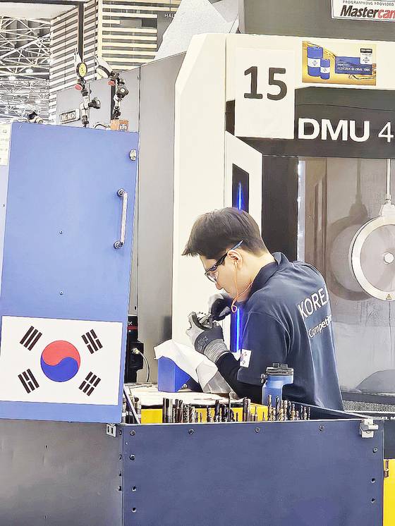 지난해 9월 프랑스 리옹에서 개최된 ‘제47회 2024 프랑스 국제기능올림픽’에 참가한 남종수씨(22) 모습. 사진 강원도교육청