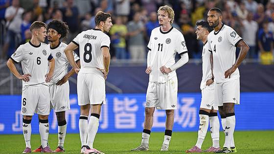 슬로바키아에 패한 뒤 허탈한 표정을 짓는 독일 선수들. AP=연합뉴스
