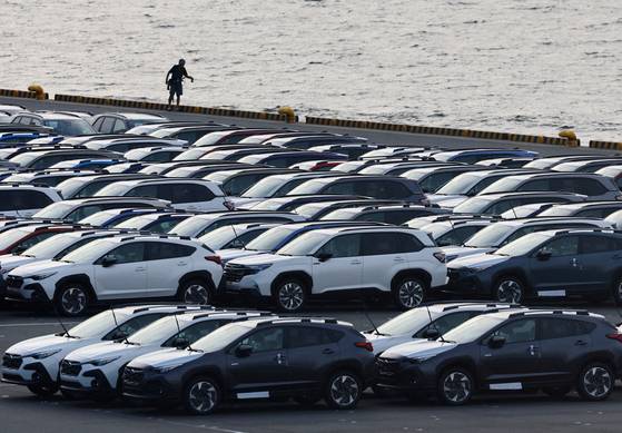 도쿄 인근 항만에 있는 수출 차량. 로이터=연합뉴스