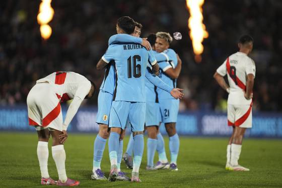 월드컵 본선행을 확정한 우루과이 선수들이 얼싸안고 기뻐하고 있다. AP=연합뉴스