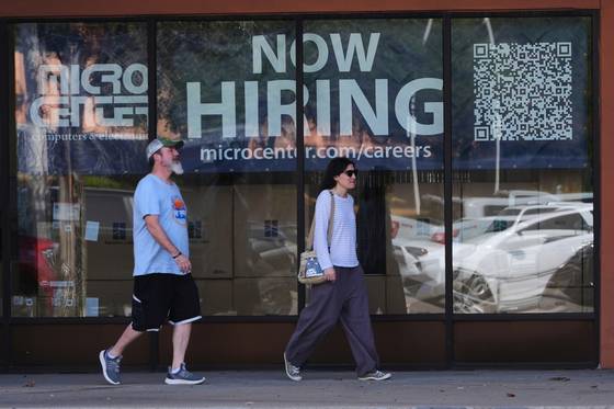 미국 노동부가 발표한 8월 고용보고서에서 비농업 부문 신규 일자리가 전월대비 2만2000개 증가해 예상치를 크게 밑돈 것으로 나타났다. AP=연합뉴스