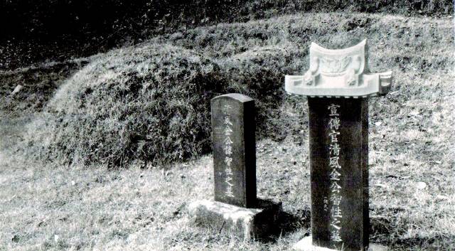 ▲ 홍천 화촌면에 있는 김용원의 묘. 왼쪽 비석은 김규식이 귀국한 1947년에 세운 것이다.