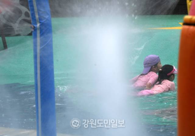 ▲ 춘천 퇴계동의 물놀이터에서 아이들이 물놀이를 하고 있다. 김정호 기자