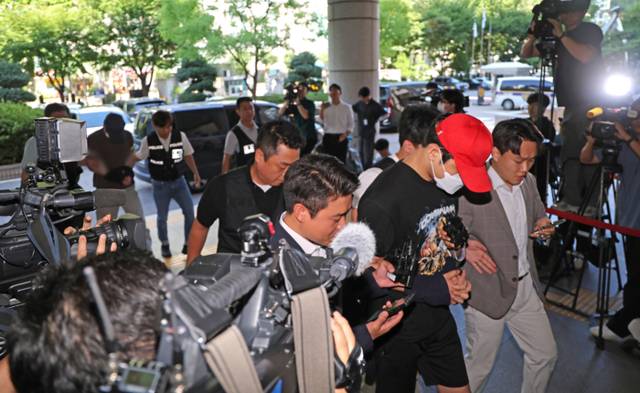 ▲ 서울 서대문구 한 초등학교 인근에서 아동을 납치하려 한 20대 남성 일당이 5일 서울 마포구 서울서부지방법원에서 열린 구속 전 피의자 심문(영장실질심사)에 출석하고 있다. 연합뉴스