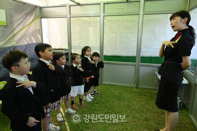 ▲ 5일 ‘2025 삼척 동해왕 이사부축제’가 열리고 있는 삼척 장미공원에 설치된 키자니아 부스에서 어린이들이 다양한 직업 체험을 하고 있다. 김정호 기자