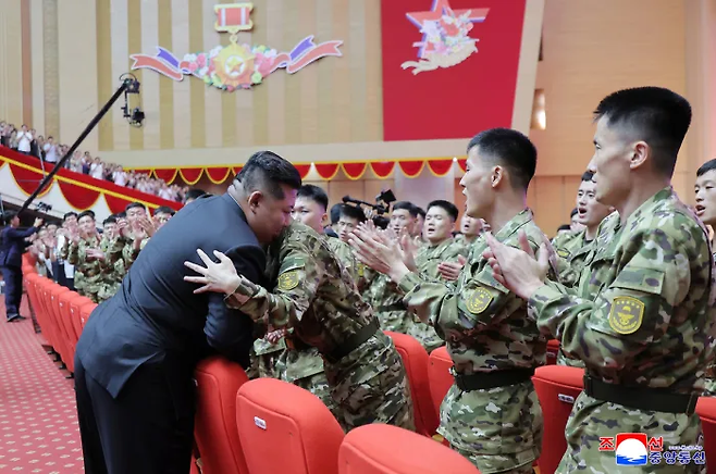 북한이 러시아·우크라이나 전쟁에 파병된 지휘관·전투원들에게 국가표창을 수여하고 축하공연과 연회를 마련하는 등 파병 부대원을 예우하는 성대한 행사를 벌였다. 평양 조선중앙통신=연합뉴스