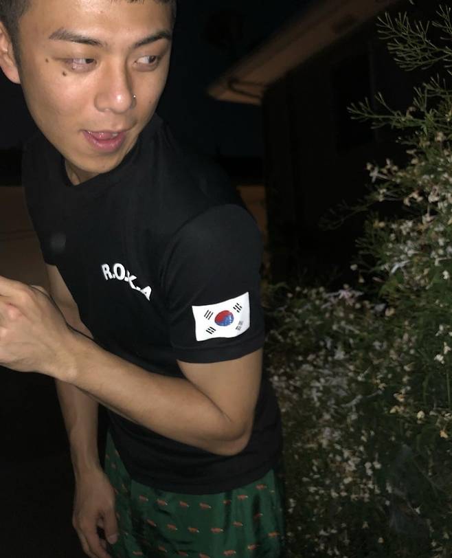 Rapper Beenzino wears a ROKA T-shirt. (Beenzino’s Instagram)