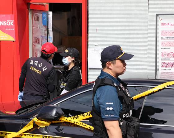 Police officers are at the scene of a fatal stabbing incident at a pizza franchise in Gwanak District, southern Seoul, on Sept. 3. [YONHAP]